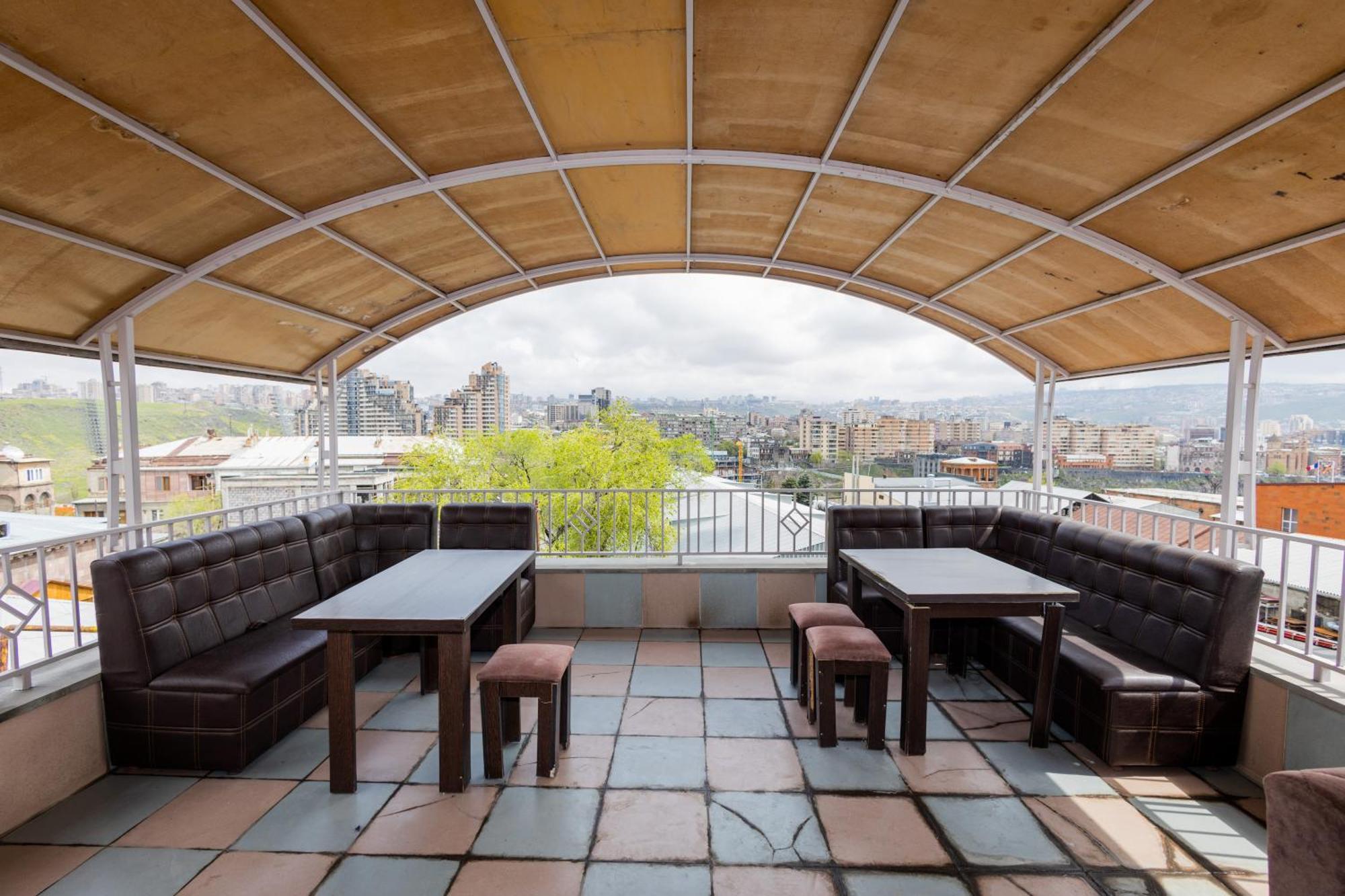Yan Hotel Ереван Екстериор снимка