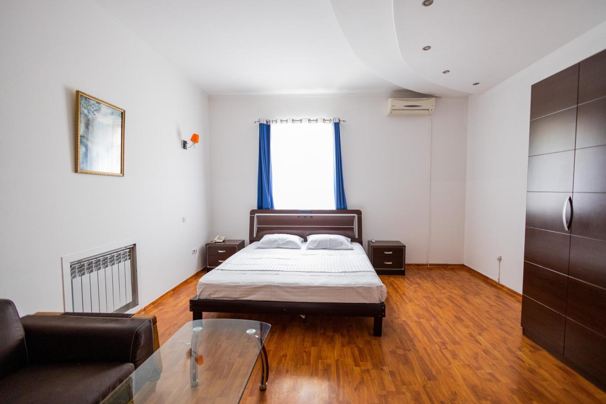 Yan Hotel Ереван Екстериор снимка