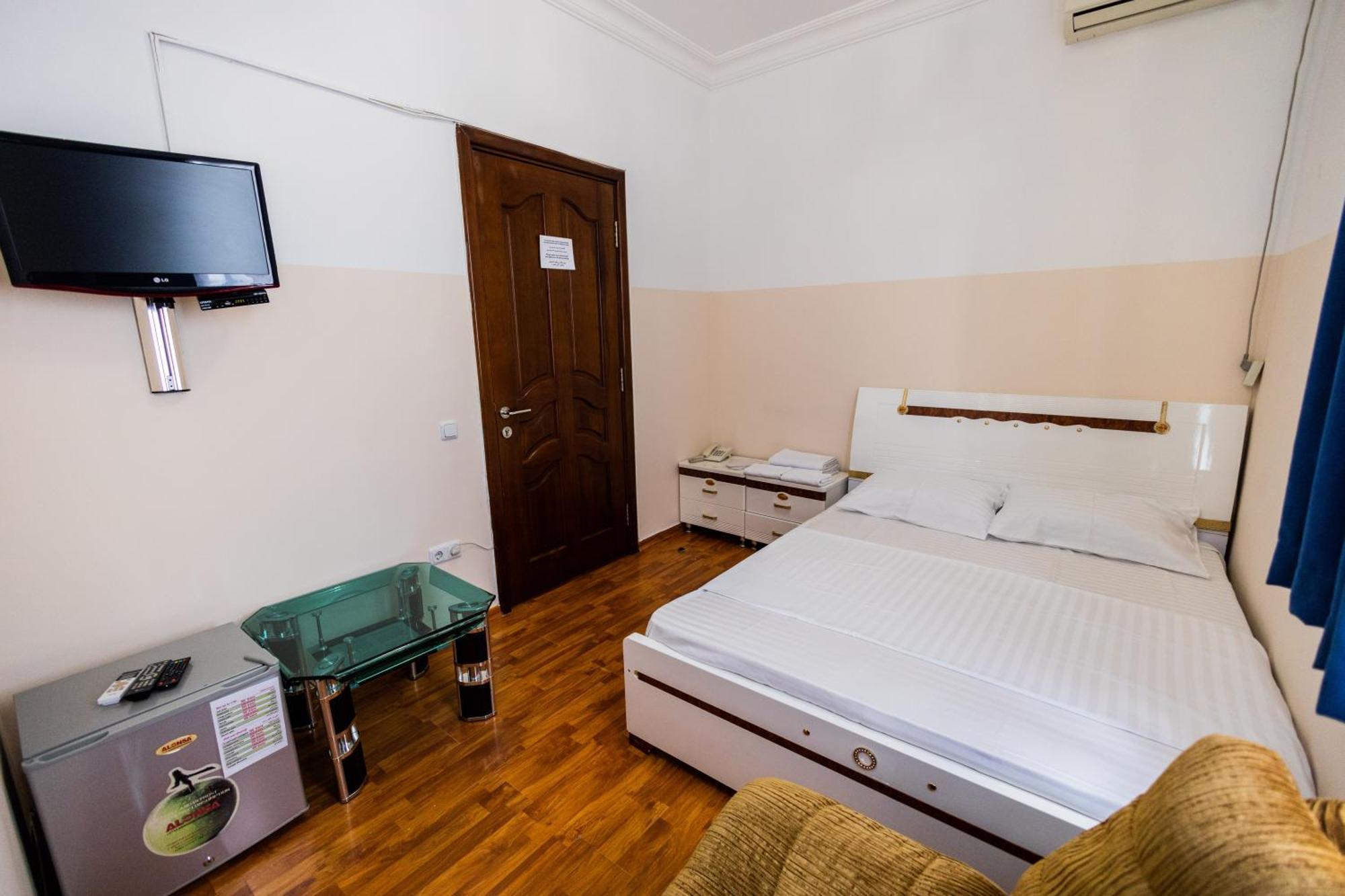 Yan Hotel Ереван Екстериор снимка